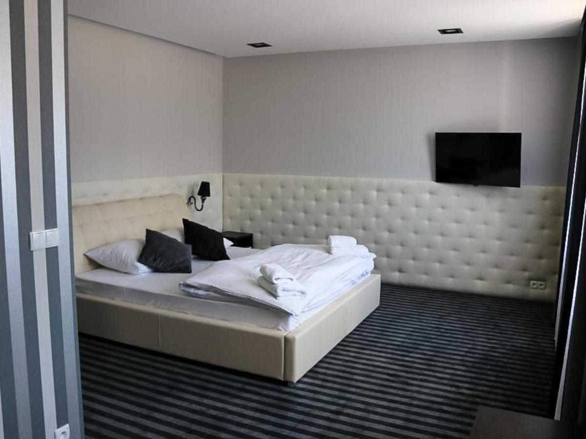 Bialy Dwor Bed and Breakfast Rychwal Buitenkant foto