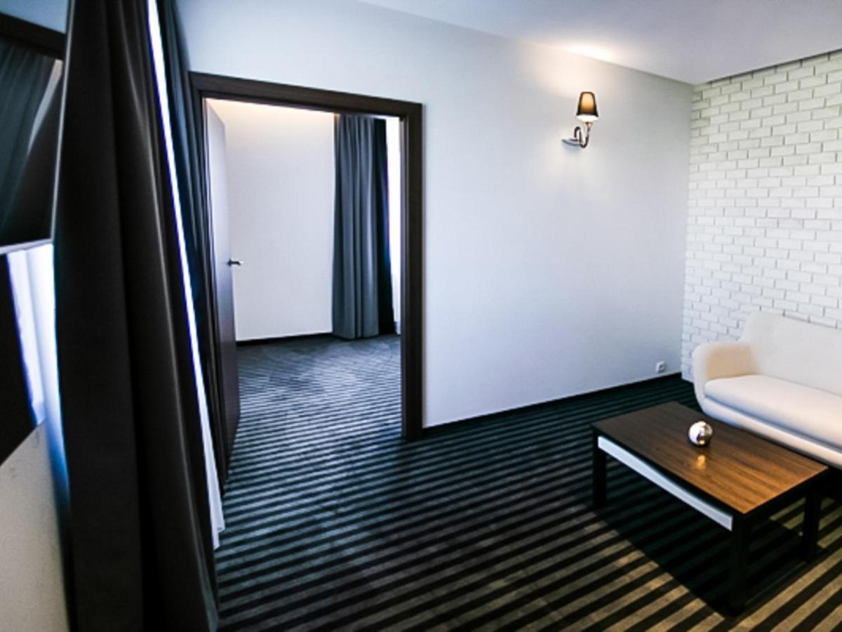 Bialy Dwor Bed and Breakfast Rychwal Buitenkant foto