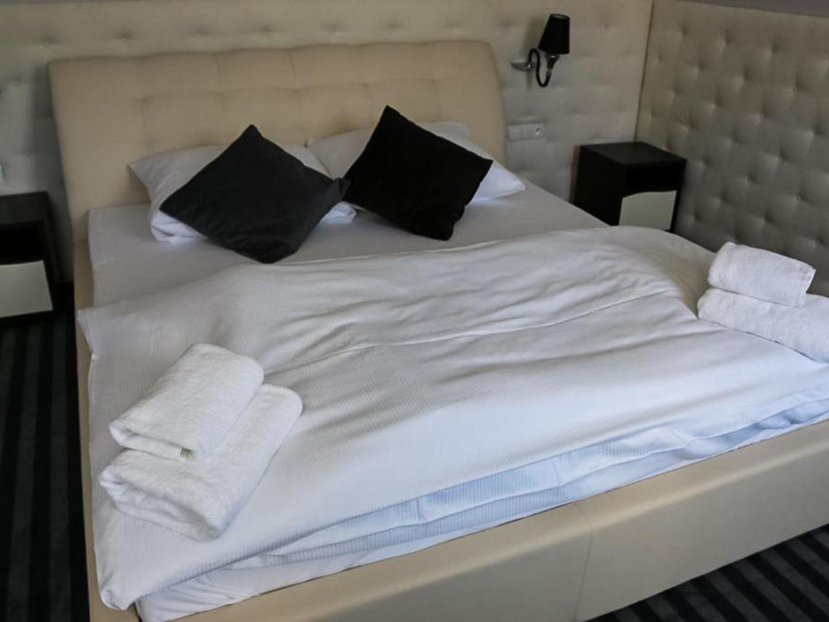 Bialy Dwor Bed and Breakfast Rychwal Buitenkant foto