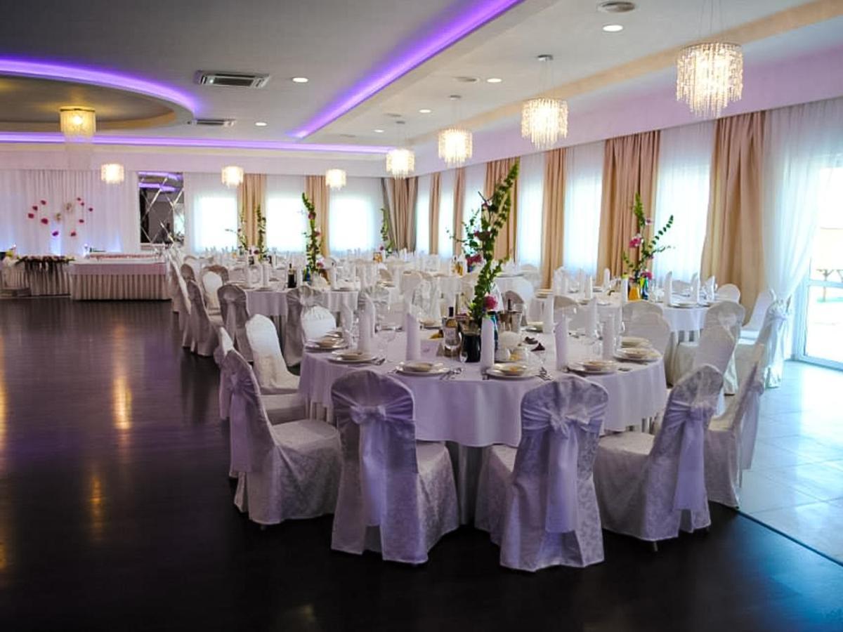 Bialy Dwor Bed and Breakfast Rychwal Buitenkant foto